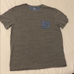 On The Byas Casual Tshirt Sz L